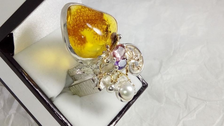 Gregory Pyra Piro handgemachter Ring Nr. 53869, Silber und Gold gemischter Metallschmuck, Ring mit Bernstein und Amethyst, Ring mit Amethyst und rosa Turmalin, Ring mit rosa Turmalin und Perle, Schmuckkunst Original Handgefertigt, Ringe mit natürlichen Perlen und Edelsteinen, Ringe mit Farbedelsteinen, Ringe mit Edelsteinen im Facettenschliff, handgefertigte Ringe in Kunstgalerien, handgefertigte Ringe in Handwerksgalerien