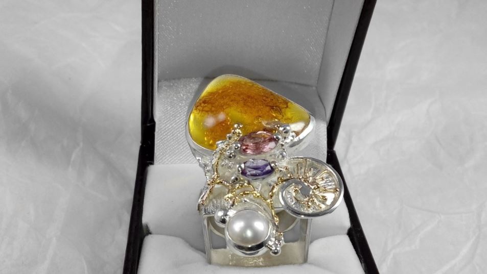 Gregory Pyra Piro handgemachter Ring Nr. 53869, Silber und Gold gemischter Metallschmuck, Ring mit Bernstein und Amethyst, Ring mit Amethyst und rosa Turmalin, Ring mit rosa Turmalin und Perle, Schmuckkunst Original Handgefertigt, Ringe mit natürlichen Perlen und Edelsteinen, Ringe mit Farbedelsteinen, Ringe mit Edelsteinen im Facettenschliff, handgefertigte Ringe in Kunstgalerien, handgefertigte Ringe in Handwerksgalerien