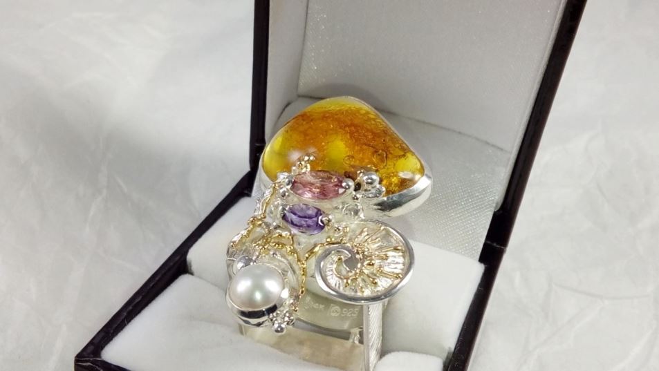 Ring Nr. 53869, Sterlingsilber und Gold 585, Bernstein, Amethyst, rosa Turmalin, Perle, Schmuckkunst Original Handgefertigt, Schmuck inspiriert von der Jugendstil Mode, Gregory Pyra Piro, Einzelstück, Modeaccessoires zu tragen, Modekollektion, handwerker Schmuck, Tragbare Kunst, Schmuckkunst