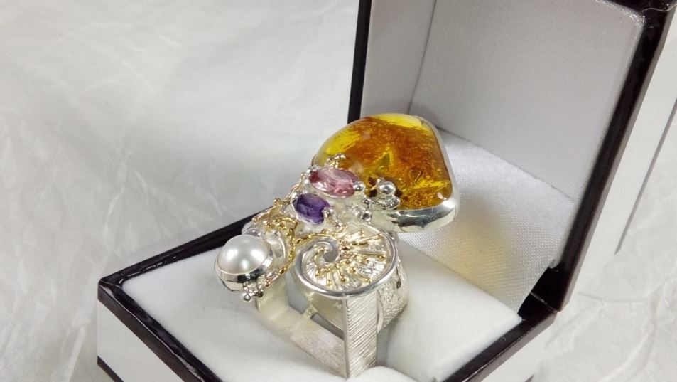 Ring Nr. 53869, Sterlingsilber und Gold 585, Bernstein, Amethyst, rosa Turmalin, Perle, Schmuckkunst Original Handgefertigt, Schmuck inspiriert von der Jugendstil Mode, Gregory Pyra Piro, Einzelstück, Modeaccessoires zu tragen, Modekollektion, handwerker Schmuck, Tragbare Kunst, Schmuckkunst