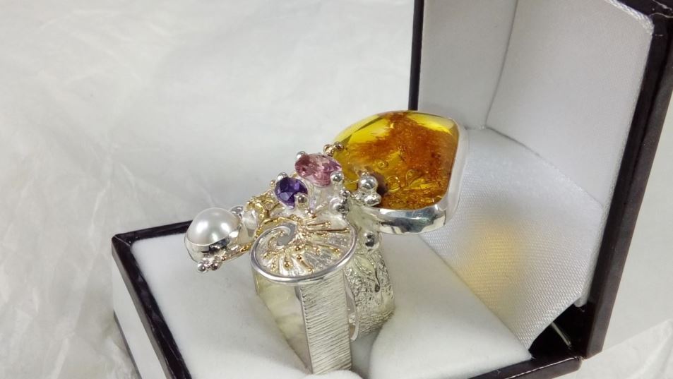 Gregory Pyra Piro handgemachter Ring Nr. 53869, Silber und Gold gemischter Metallschmuck, Ring mit Bernstein und Amethyst, Ring mit Amethyst und rosa Turmalin, Ring mit rosa Turmalin und Perle, Schmuckkunst Original Handgefertigt, Ringe mit natürlichen Perlen und Edelsteinen, Ringe mit Farbedelsteinen, Ringe mit Edelsteinen im Facettenschliff, handgefertigte Ringe in Kunstgalerien, handgefertigte Ringe in Handwerksgalerien