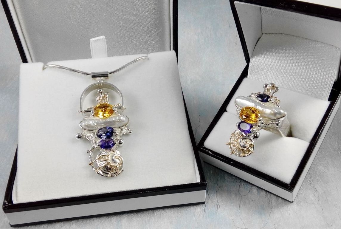 Gregory Pyra Piro Unikat Schmuckkunst handgefertigter Anhänger aus Silber und Gold mit Amethyst and Perle, Gregory Pyra Piro handgefertigter Anhänger Nr. 2650, handgefertigter Anhänger mit Amethyst und Citrin, handgefertigter Anhänger mit Iolite und Perle, handgefertigter Anhänger mit Amethyst und Iolite und Unikat Ring Nr. 1725