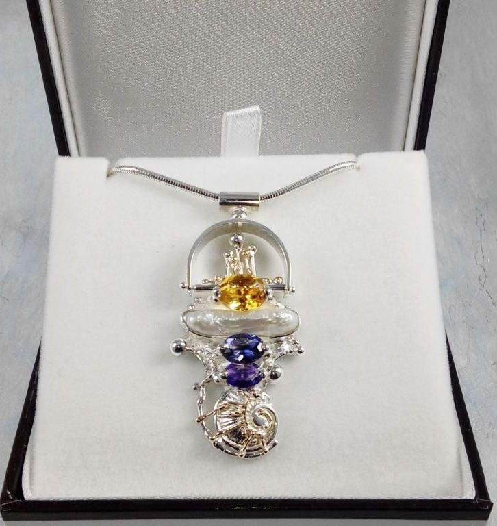 Gregory Pyra Piro Unikat Schmuckkunst handgefertigter Anhänger aus Silber und Gold mit Amethyst and Perle, Gregory Pyra Piro handgefertigter Anhänger Nr. 2650, handgefertigter Anhänger mit Amethyst und Citrin, handgefertigter Anhänger mit Iolite und Perle, handgefertigter Anhänger mit Amethyst und Iolite