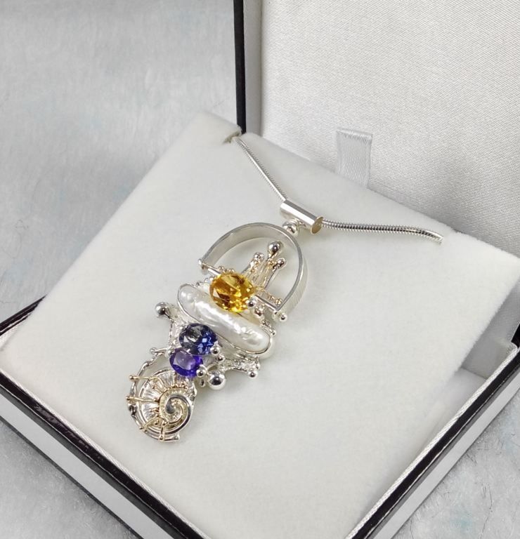 Gregory Pyra Piro Unikat Schmuckkunst handgefertigter Anhänger aus Silber und Gold mit Amethyst and Perle, Gregory Pyra Piro handgefertigter Anhänger Nr. 2650, handgefertigter Anhänger mit Amethyst und Citrin, handgefertigter Anhänger mit Iolite und Perle, handgefertigter Anhänger mit Amethyst und Iolite