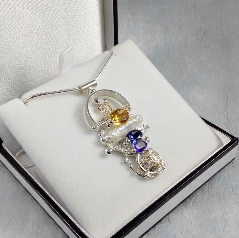 Gregory Pyra Piro Unikat Schmuckkunst handgefertigter Anhänger aus Silber und Gold mit Amethyst and Perle, Gregory Pyra Piro handgefertigter Anhänger Nr. 2650, handgefertigter Anhänger mit Amethyst und Citrin, handgefertigter Anhänger mit Iolite und Perle, handgefertigter Anhänger mit Amethyst und Iolite