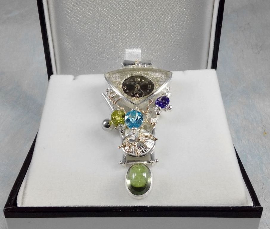 Anheng med Klokke Bevegelse 749361, sterlingsølv og gull, peridot, blå topas, ametyst, fluoritt, smykkekunst originale håndlaget, Gregory Pyra Piro