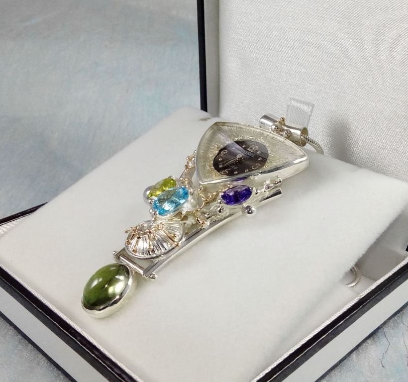 Anhänger mit Uhr Bewegung 749361, Sterlingsilber und Gold 585, Peridot, Blautopas, Amethyst, Fluorit, Schmuckkunst Original Handgefertigt, Schmuck inspiriert von der Jugendstil Mode, Gregory Pyra Piro, Einzelstück, Modeaccessoires zu tragen, Modekollektion, handwerker Schmuck, Tragbare Kunst, Schmuckkunst