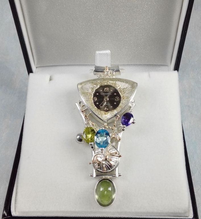 Anhänger mit Uhr Bewegung 749361, Sterlingsilber und Gold 585, Peridot, Blautopas, Amethyst, Fluorit, Schmuckkunst Original Handgefertigt, Schmuck inspiriert von der Jugendstil Mode, Gregory Pyra Piro, Einzelstück, Modeaccessoires zu tragen, Modekollektion, handwerker Schmuck, Tragbare Kunst, Schmuckkunst