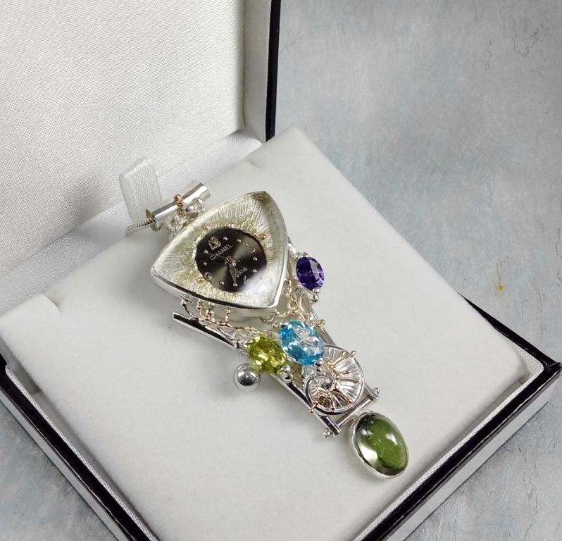 Anhänger mit Uhr Bewegung 749361, Sterlingsilber und Gold 585, Peridot, Blautopas, Amethyst, Fluorit, Schmuckkunst Original Handgefertigt, Schmuck inspiriert von der Jugendstil Mode, Gregory Pyra Piro, Einzelstück, Modeaccessoires zu tragen, Modekollektion, handwerker Schmuck, Tragbare Kunst, Schmuckkunst