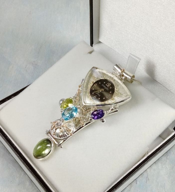 gregory pyra piro hanger met horloge 749361, handgemaakte sieraden voor vrouwen met retro geïnspireerd design, unieke auteur gregory pyra piro sieraden, designer originele handgemaakte gregory pyra piro, sieraden voor vrouwen met fluoriet, hanger met peridoot