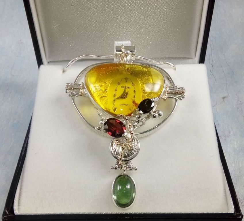 Vedhæng med Ure Bevægelse 837264, sterling silver, gold, rav, fluorite, garnet, and green tourmaline, smykkekunst originale håndlavede, Gregory Pyra Piro