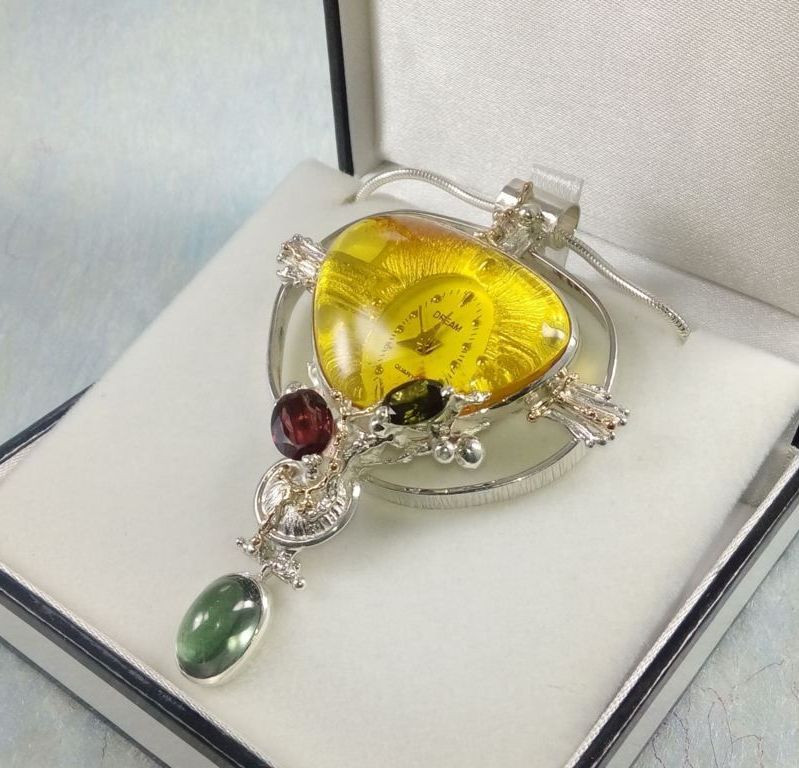 Vedhæng med Ure Bevægelse 837264, sterling silver, gold, rav, fluorite, garnet, and green tourmaline, smykkekunst originale håndlavede, Gregory Pyra Piro