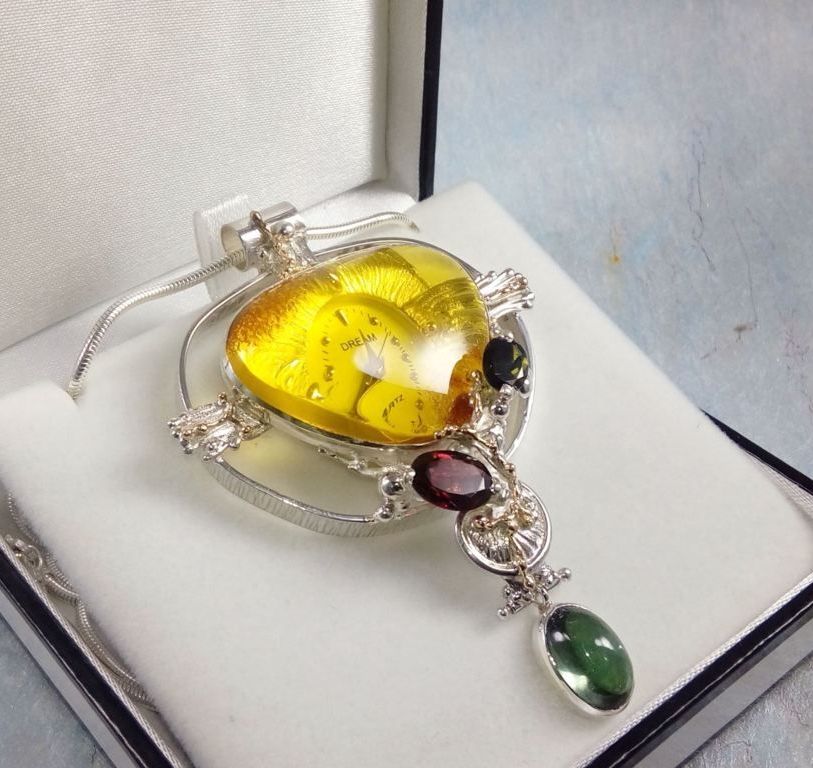 Vedhæng med Ure Bevægelse 837264, sterling silver, gold, rav, fluorite, garnet, and green tourmaline, smykkekunst originale håndlavede, Gregory Pyra Piro