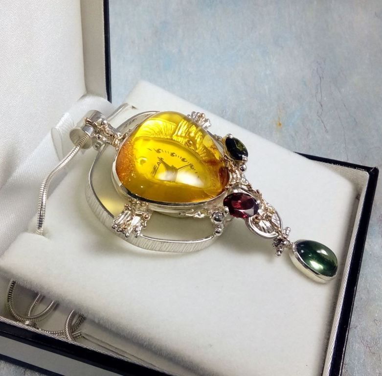 Hanger met Kijk Beweging 837264, sterling zilver, goud, barnsteen, fluoriet, granaat, groene toermalijn, origineel handgemaakt, art jewellery, Gregory Pyra Piro