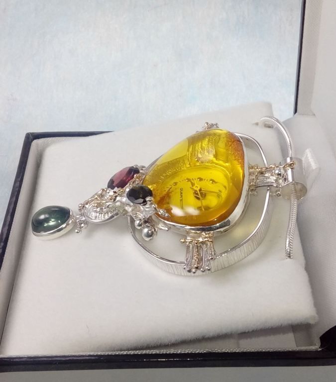 Vedhæng med Ure Bevægelse 837264, sterling silver, gold, rav, fluorite, garnet, and green tourmaline, smykkekunst originale håndlavede, Gregory Pyra Piro