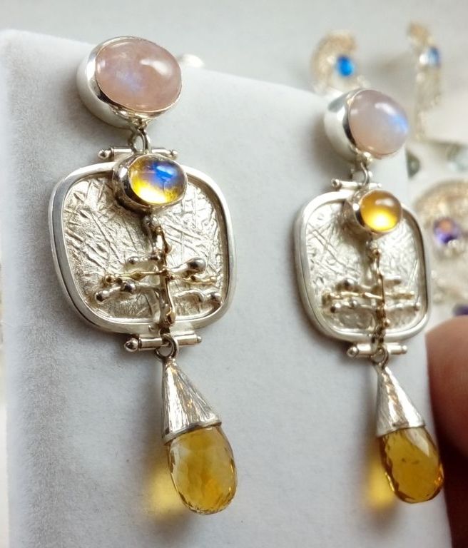 Gregory Pyra Piro handgefertigte Ohrringe Nr. 6527, einzigartige Designohrringe aus Gold und Silber, handgefertigte Ohrringe mit Mondstein und Citrin, Ohrringe, die in Kunstgalerien gezeigt und verkauft werden, Ohrringe, die auf internationalen Messen gezeigt werden, gemischter Metallschmuck