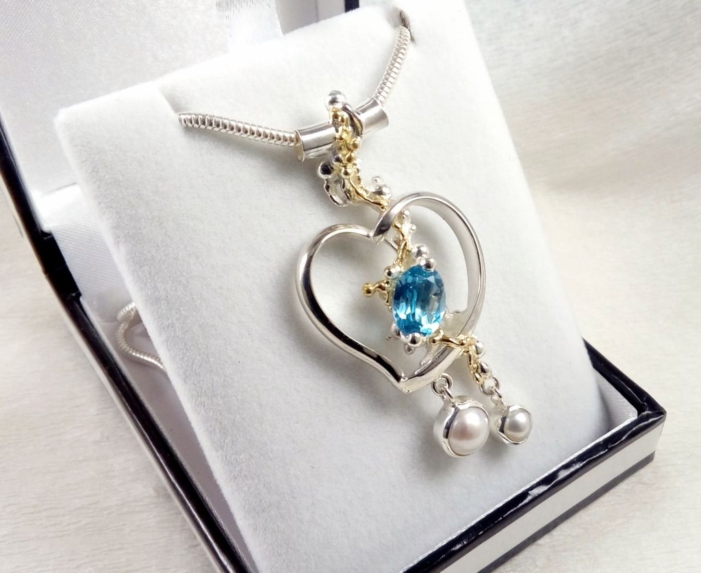 gregory pyra piro pendentif coeur 5391, bijoux en galeries artisanales, argent et or bijoux en métal mélangé, pendentif coeur avec topaze bleue et perle