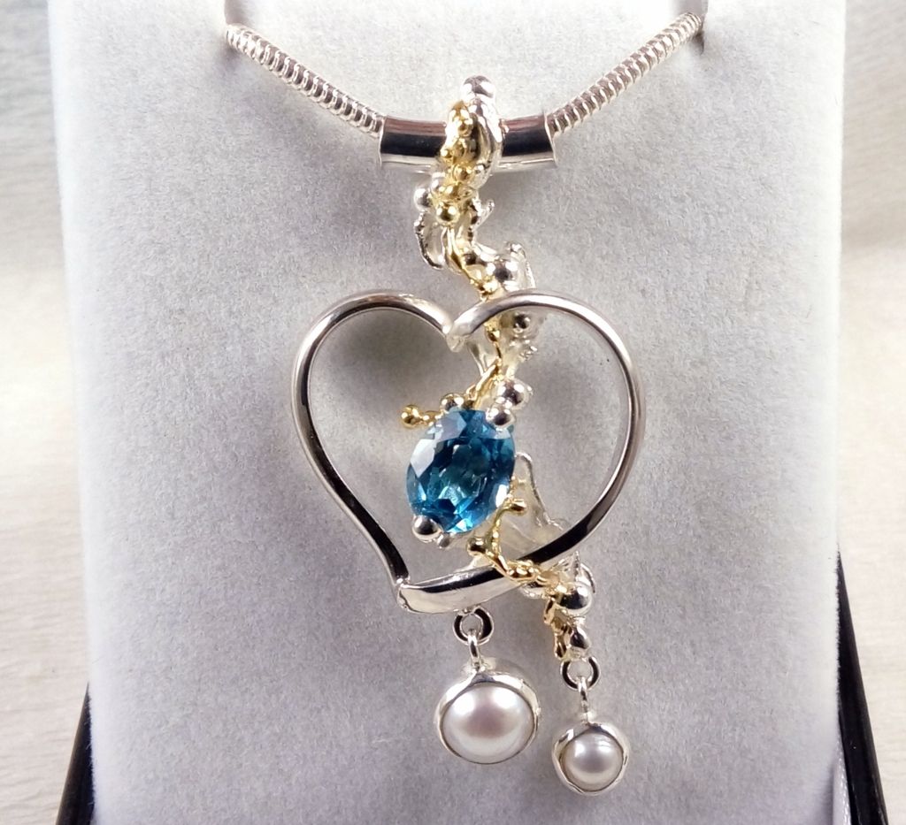 gregory pyra piro pendentif coeur 5391, bijoux en galeries artisanales, argent et or bijoux en métal mélangé, pendentif coeur avec topaze bleue et perle