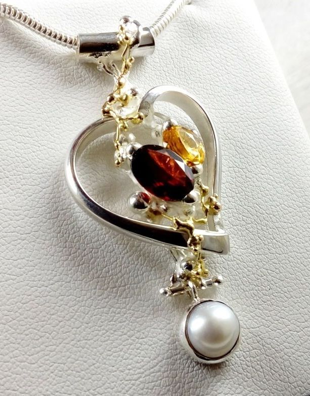 gregory pyra piro jedinečný ručně vyráběný přívěsek srdce čís. 5392, ručně vyráběný přívěsek srdce ze stříbra a zlata, přívěsek s citrinem a granátem, přívěsek s granátem a perlou