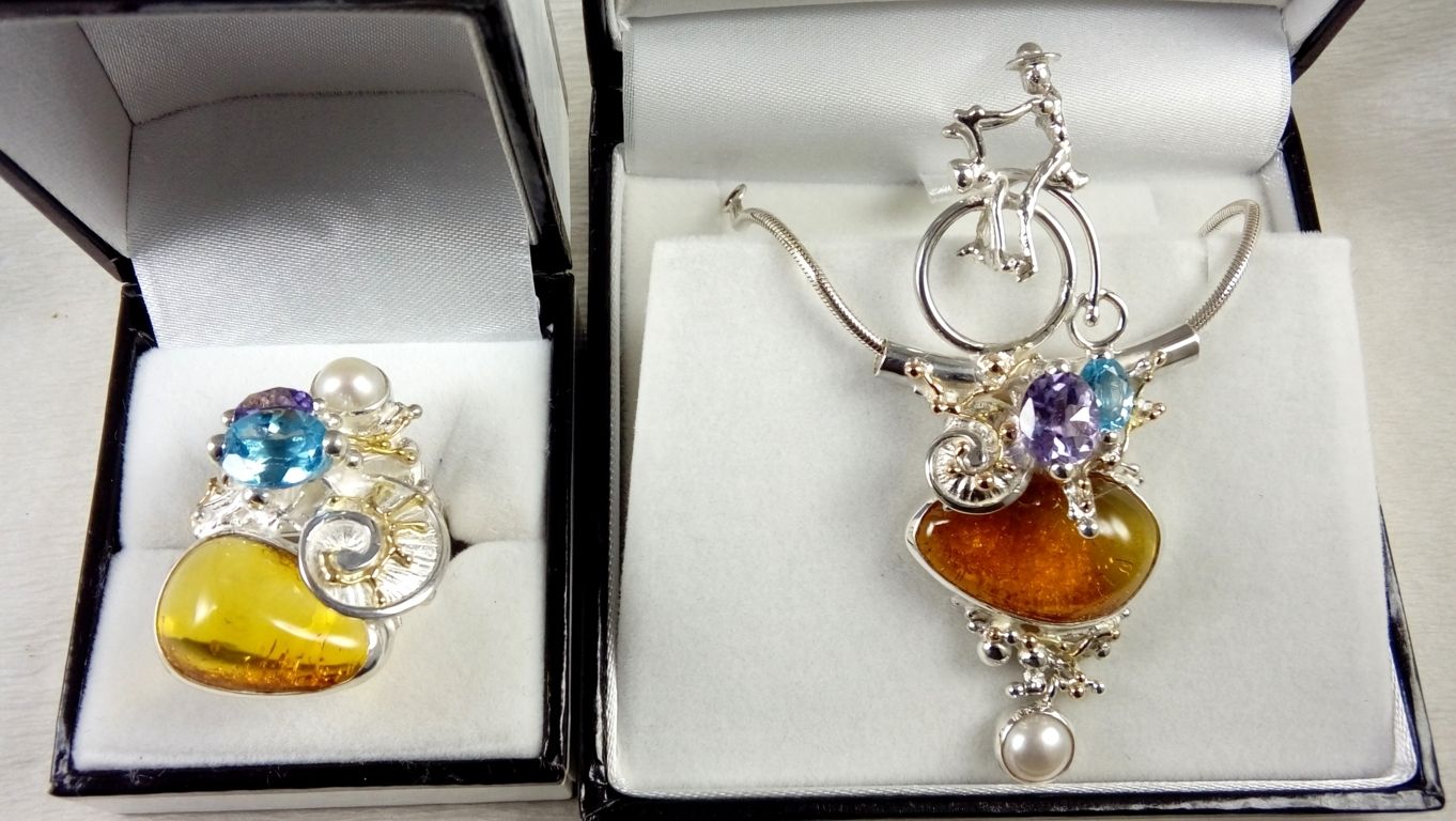 Gregory Pyra Piro šperky sada prsten a přívěsek, vysoké kolo přívěsek, historické kolo z 19. století, jízdní kolo přívěsek čís. 1950 a čtvercový prsten čís. 4822, unikátní ručně vyráběné šperky, stříbrné a zlaté řemeslné šperky, řemeslné šperky s drahokamy, řemeslné šperky s perlami