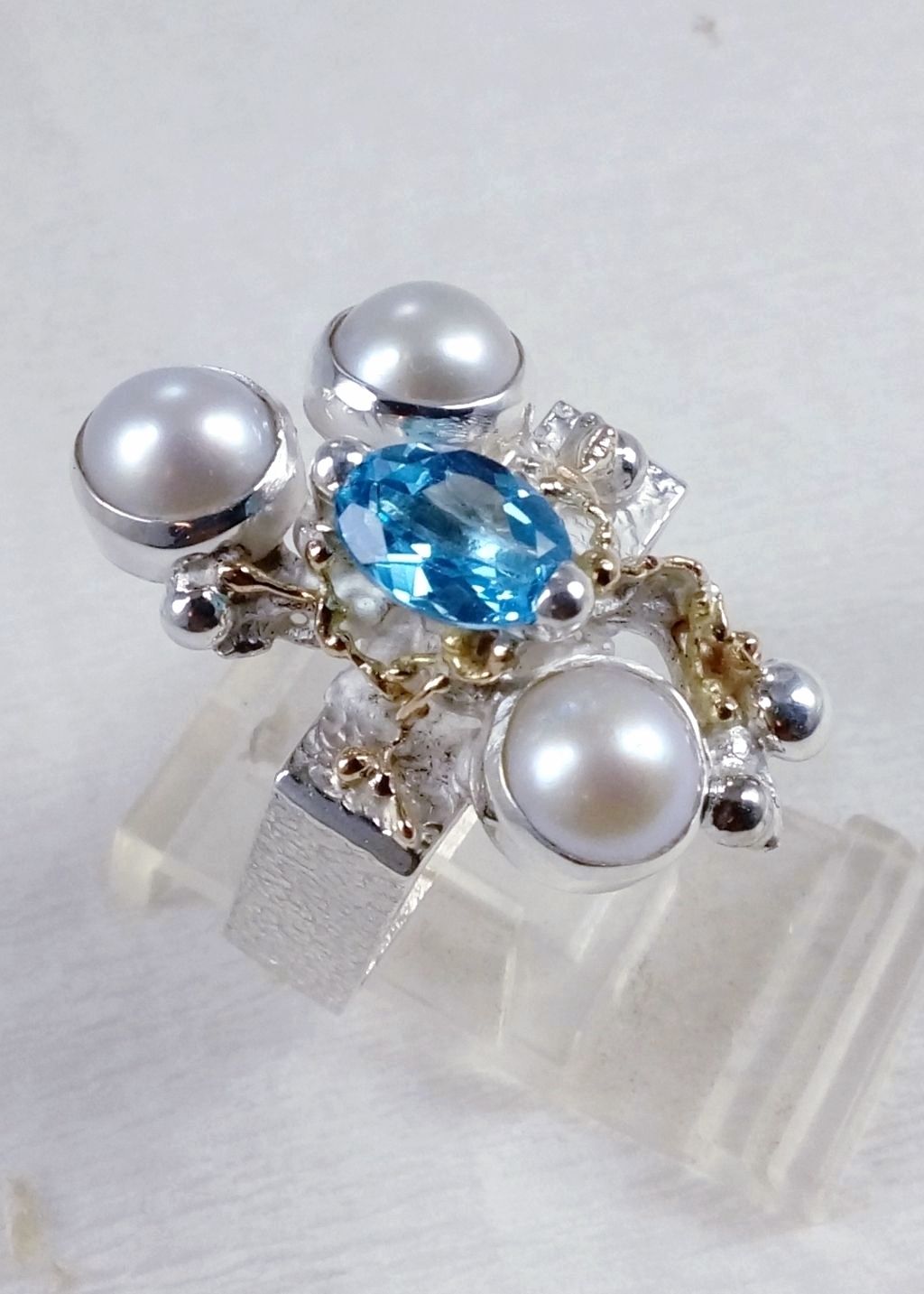 Gregory Pyra Piro řemeslník vyrobil stříbrný a zlatý prsten čís. 8391, řemeslný ručně vyráběný čtvercový prsten s modrým topazem a perlami