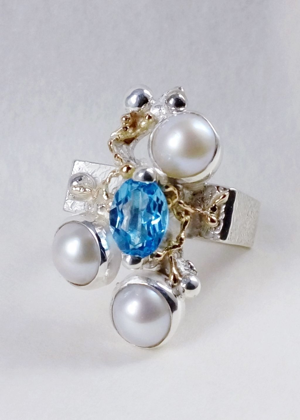 Gregory Pyra Piro řemeslník vyrobil stříbrný a zlatý prsten čís. 8391, řemeslný ručně vyráběný čtvercový prsten s modrým topazem a perlami