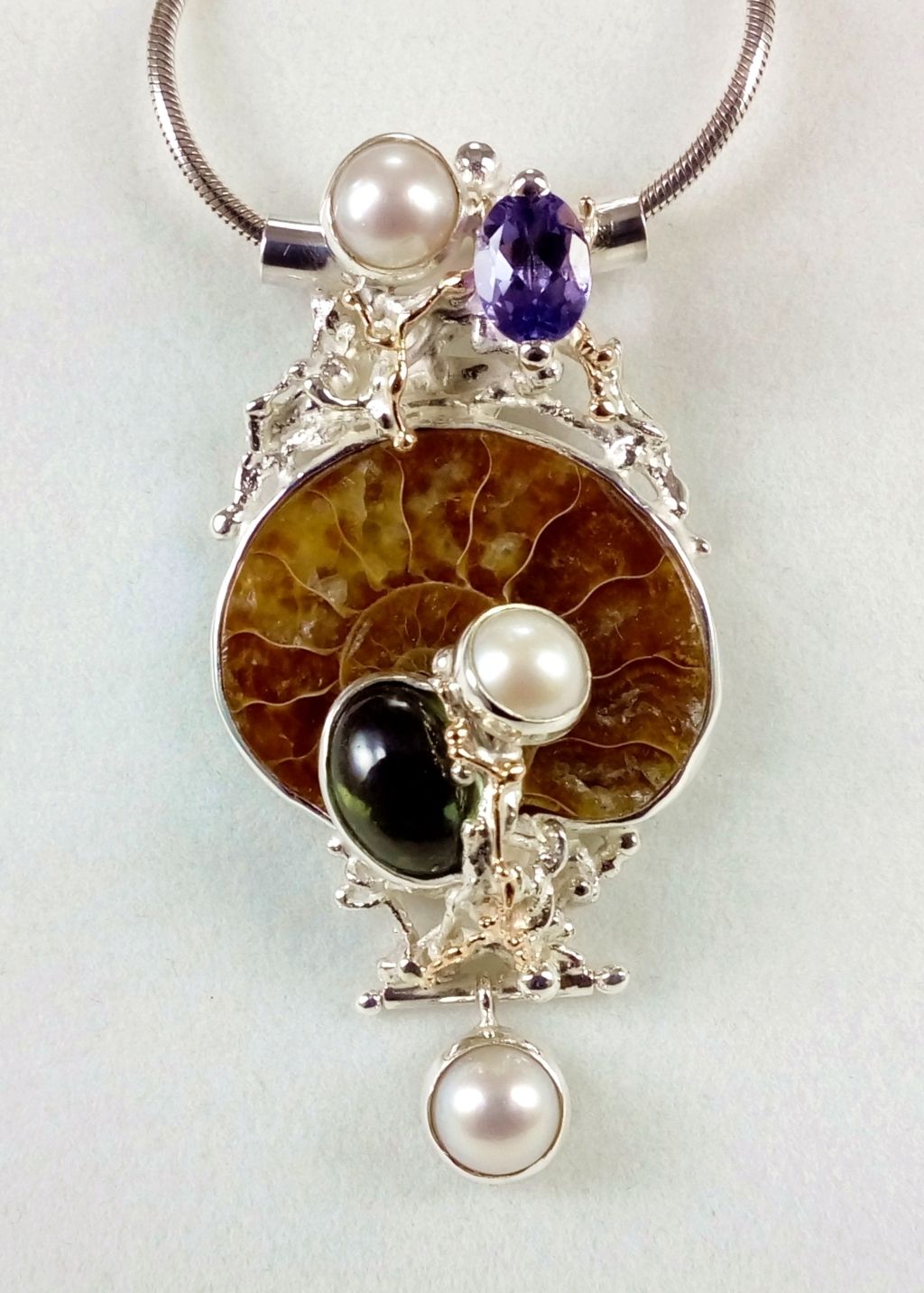 gregory pyra piro hanger 4921, art nouveau geïnspireerde mode-sieraden, handgemaakte sieraden voor vrouwen met antiek motief, waar art nouveau geïnspireerde mode-sieraden te vinden zijn, fijne sieraden geïnspireerd door retro mode, sieraden en antiekwinkels, winkel voor antiek en sieraden, winkel voor vintage sieraden, zijn er nog kunstenaars en ontwerpers die op de ouderwetse manier sieraden maken, waar eigentijdse sieraden te vinden zijn met een antiek motief, hanger met een vintage geïnspireerd design, sterling zilver en 14 karaat gouden hanger, hanger met facetgeslepen amethist en fluoriet, hanger met amethist en ammoniet, hanger met ammoniet en fluoriet, unieke handgemaakte ring, sieraden zoals bij hedendaags handwerk en design, hedendaagse sieraden geïnspireerd door art edwardian en victoriaanse tijdperk, hedendaagse sieraden geïnspireerd door Victoriaanse en edwardiaanse mode, antieke en vintage stijl geïnspireerde sieraden, waar makers te vinden die retro maken mode en art nouveau geïnspireerde sieraden