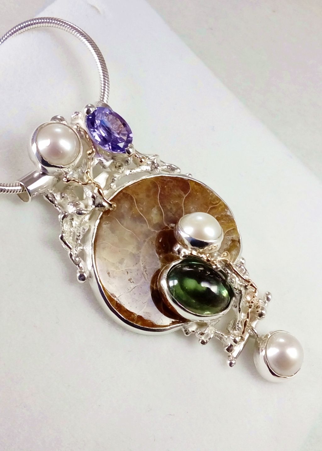 gregory pyra piro hanger 4921, art nouveau geïnspireerde mode-sieraden, handgemaakte sieraden voor vrouwen met antiek motief, waar art nouveau geïnspireerde mode-sieraden te vinden zijn, fijne sieraden geïnspireerd door retro mode, sieraden en antiekwinkels, winkel voor antiek en sieraden, winkel voor vintage sieraden, zijn er nog kunstenaars en ontwerpers die op de ouderwetse manier sieraden maken, waar eigentijdse sieraden te vinden zijn met een antiek motief, hanger met een vintage geïnspireerd design, sterling zilver en 14 karaat gouden hanger, hanger met facetgeslepen amethist en fluoriet, hanger met amethist en ammoniet, hanger met ammoniet en fluoriet, unieke handgemaakte ring, sieraden zoals bij hedendaags handwerk en design, hedendaagse sieraden geïnspireerd door art edwardian en victoriaanse tijdperk, hedendaagse sieraden geïnspireerd door Victoriaanse en edwardiaanse mode, antieke en vintage stijl geïnspireerde sieraden, waar makers te vinden die retro maken mode en art nouveau geïnspireerde sieraden