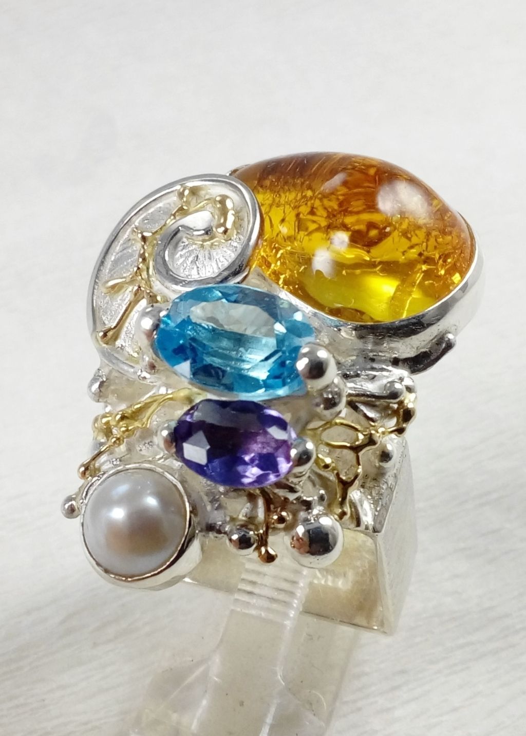 Gregory Pyra Piro řemeslník vyrobil stříbrný a zlatý prsten 4822, řemeslný ručně vyráběný čtvercový prsten s jantarem, modrým topazem, ametystema perlami, unikátní kombinace jantaru s modrým topazem, ametystem, iolitema perlami