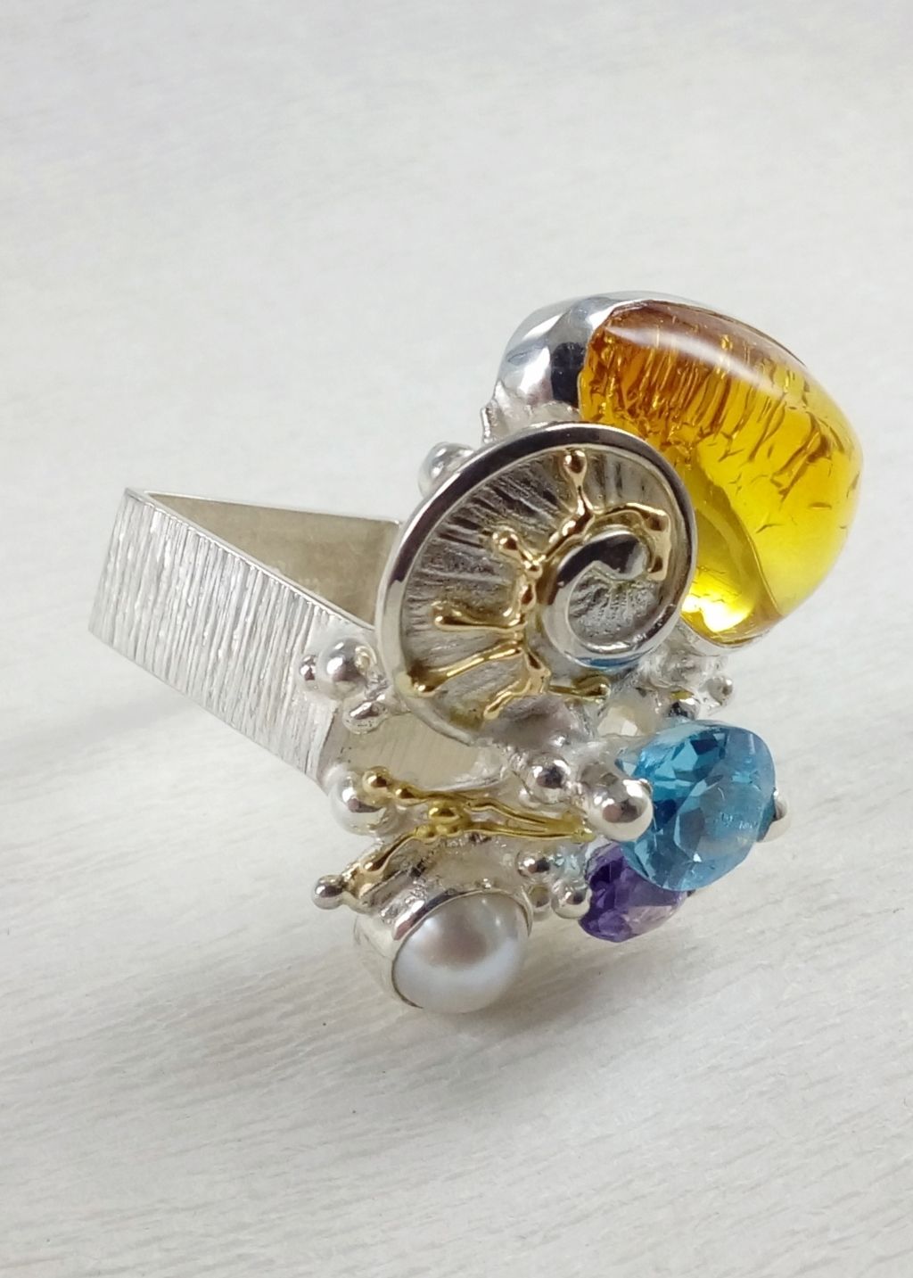 Gregory Pyra Piro řemeslník vyrobil stříbrný a zlatý prsten 4822, řemeslný ručně vyráběný čtvercový prsten s jantarem, modrým topazem, ametystema perlami, unikátní kombinace jantaru s modrým topazem, ametystem, iolitema perlami