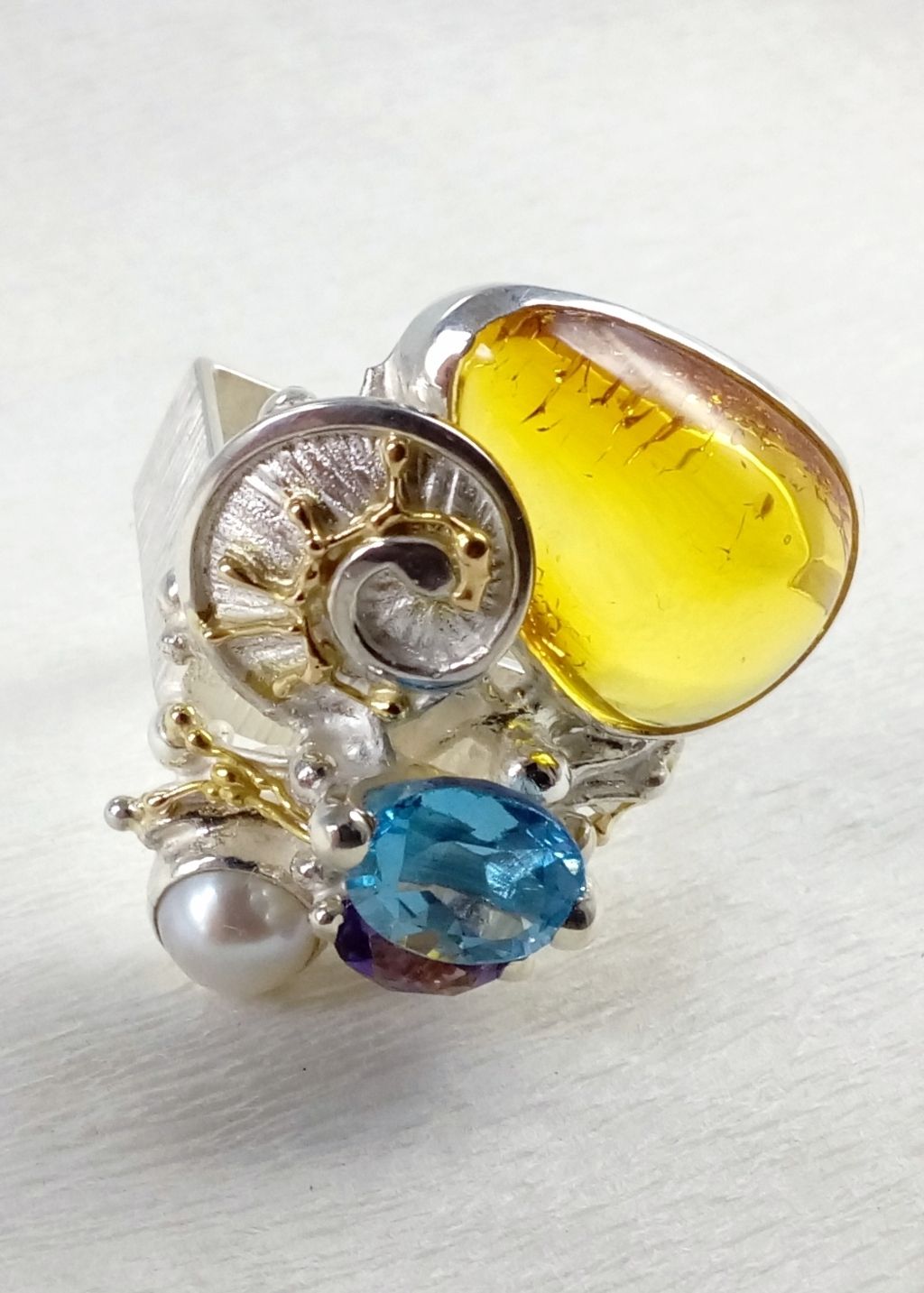 Grégory Pyra Piro bague carrée artisanale 4822, maison de vente aux enchères avec bijoux de créateurs et objets de collection, argent 925, or 14 ct., topaze bleue, améthyste, ambre, perle