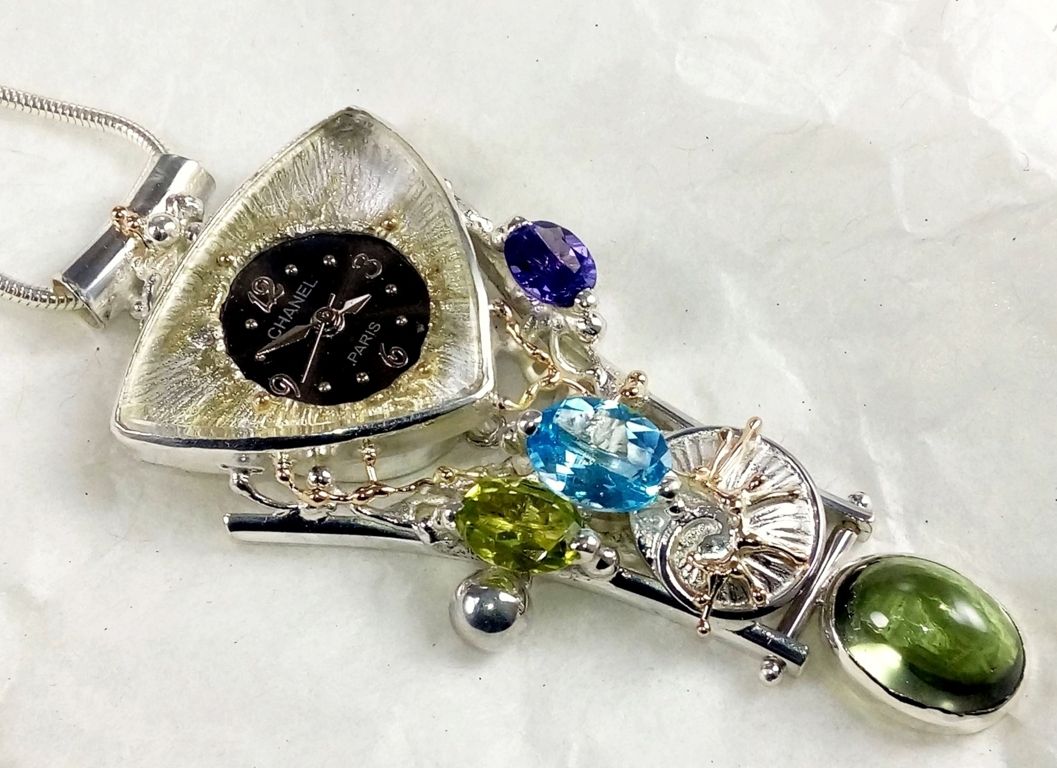 anheng med klokke bevegelse 749361, sterlingsølv, 14 karat gull, peridot, blå topas, ametyst, fluoritt, smykkekunst originale håndlaget, Gregory Pyra Piro