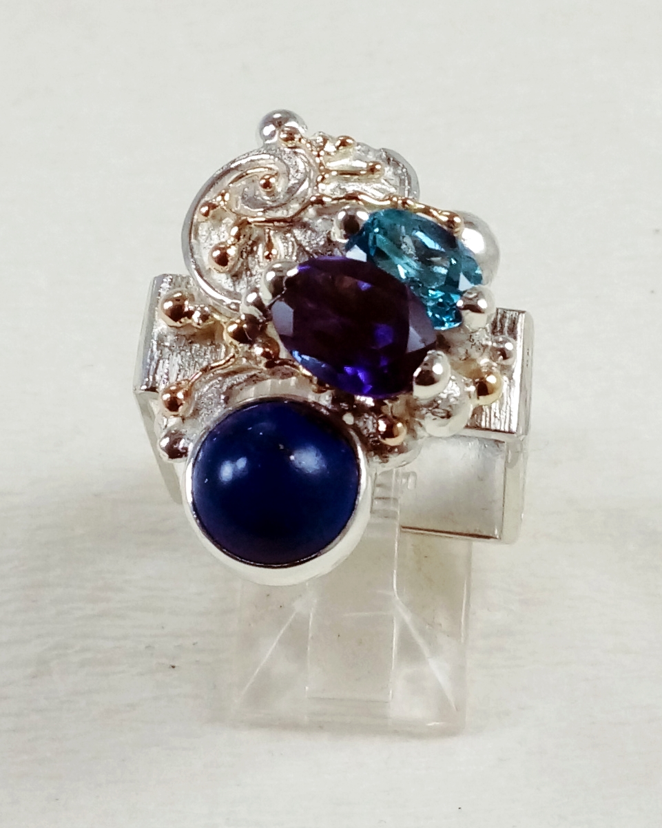 Gregory Pyra Piro ručně vyrobený prsten čtvercového tvaru 3035, prsten s ametystem a modrým topásem, prsten s lapis lazuli a drahokamy, ručně vyrobený prsten s lapis lazuli ze stříbra a zlata, prsten ze zlata a stříbra s drahokamy, prsten čtvercového tvaru, prsten ručně vyrobený řemeslníkem, šperky prodávané v galeriích, šperky s doručením až k vám domů v Praze, šperky s doručením až k vám domů v Ostravě