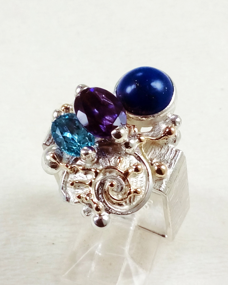 Gregory Pyra Piro ručně vyrobený prsten čtvercového tvaru 3035, prsten s ametystem a modrým topásem, prsten s lapis lazuli a drahokamy, ručně vyrobený prsten s lapis lazuli ze stříbra a zlata, prsten ze zlata a stříbra s drahokamy, prsten čtvercového tvaru, prsten ručně vyrobený řemeslníkem, šperky prodávané v galeriích, šperky s doručením až k vám domů v Praze, šperky s doručením až k vám domů v Ostravě
