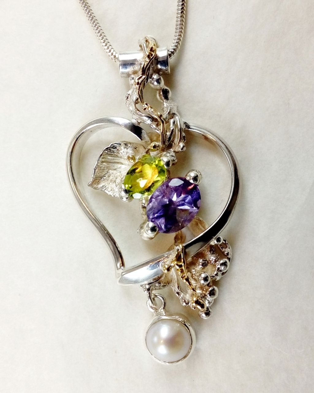 gregory pyra piro Herzanhänger Artikelnummer 27142, Schmuck gregory pyra piro hart hanger 27142, sieraden verkocht in handwerkgalerijen, sieraden getoond op Facebook, sieraden getoond op Instagram, sieraden getoond op Pinterest, sieraden getweet op Twitter, amethist en peridoot hartbedels, amethist en peridoot sieraden, amethist en parelsieraden, sieraden voor vrouwen met peridoot en parel, sieraden voor vrouwen met verzending naar Brussel, sieraden voor vrouwen met verzending naar Rotterdam, sieraden voor vrouwen met verzending naar Amsterdam, handgemaakte sculptuur sieraden, natuurlijke sieraden, hanger met in Kunsthandwerksgalerien, handgefertigter Schmuck mit Amethyst, handgefertigter Schmuck mit Perlen, Ohrringe mit Perlen und Amethysten, Ohrringe mit Farbedelsteinen und Naturperlen, Schmuck mit echten Edelsteinen und Perlen, Schmuck mit Perlen und Farbedelsteinen, Schmuck gezeigt jewelery auf Pinterest, wo Sie Schmuck im klassischen Stil finden und kaufen können, Zeitgenössischer Schmuck für Frauen mit Farbedelsteinen