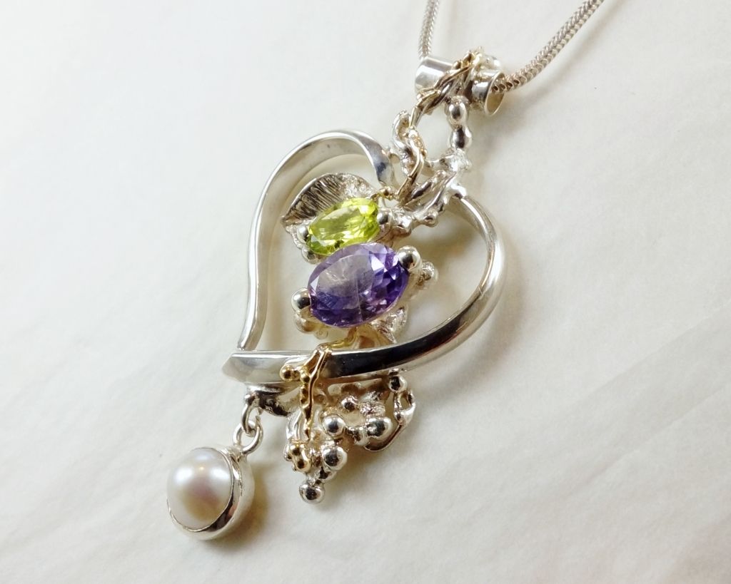 gregory pyra piro Herzanhänger Artikelnummer 27142, Schmuck in Kunsthandwerksgalerien, handgefertigter Schmuck mit Amethyst, handgefertigter Schmuck mit Perlen, Ohrringe mit Perlen und Amethysten, Ohrringe mit Farbedelsteinen und Naturperlen, Schmuck mit echten Edelsteinen und Perlen, Schmuck mit Perlen und Farbedelsteinen, Schmuck gezeigt jewelery auf Pinterest, wo Sie Schmuck im klassischen Stil finden und kaufen können, Zeitgenössischer Schmuck für Frauen mit Farbedelsteinen