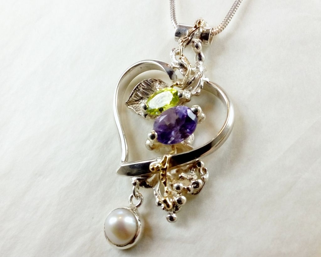 Gregory Pyra Piro Herzanhänger Artikelnummer 27142, handgefertigter Schmuck mit Amethyst, handgefertigter Schmuck mit Perlen, Ohrringe mit Perlen und Amethysten, Ohrringe mit Farbedelsteinen und Naturperlen, Schmuck mit echten Edelsteinen und Perlen, Schmuck mit Perlen und Farbedelsteinen, Schmuck gezeigt jewelery auf Pinterest, wo Sie Schmuck im klassischen Stil finden und kaufen können, Zeitgenössischer Schmuck für Frauen mit Farbedelsteinen