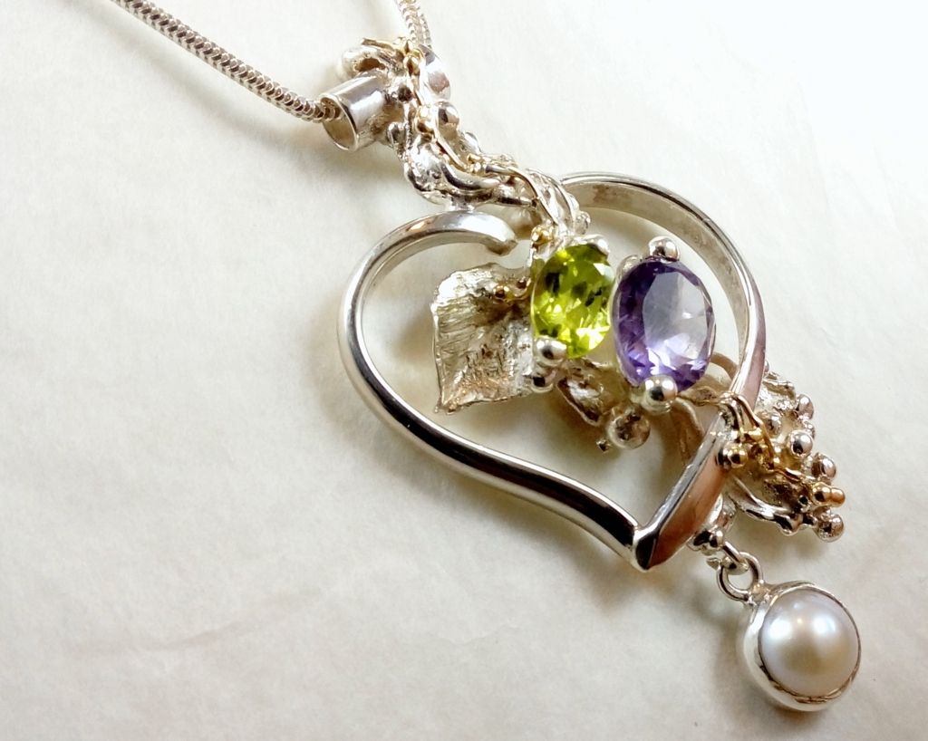 gregory pyra piro Herzanhänger Artikelnummer 27142, Schmuck in Kunsthandwerksgalerien, handgefertigter Schmuck mit Amethyst, handgefertigter Schmuck mit Perlen, Ohrringe mit Perlen und Amethysten, Ohrringe mit Farbedelsteinen und Naturperlen, Schmuck mit echten Edelsteinen und Perlen, Schmuck mit Perlen und Farbedelsteinen, Schmuck gezeigt jewelery auf Pinterest, wo Sie Schmuck im klassischen Stil finden und kaufen können, Zeitgenössischer Schmuck für Frauen mit Farbedelsteinen