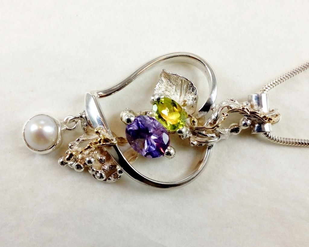 Gregory Pyra Piro Herzanhänger Artikelnummer 27142, handgefertigter Schmuck mit Amethyst, handgefertigter Schmuck mit Perlen, Ohrringe mit Perlen und Amethysten, Ohrringe mit Farbedelsteinen und Naturperlen, Schmuck mit echten Edelsteinen und Perlen, Schmuck mit Perlen und Farbedelsteinen, Schmuck gezeigt jewelery auf Pinterest, wo Sie Schmuck im klassischen Stil finden und kaufen können, Zeitgenössischer Schmuck für Frauen mit Farbedelsteinen