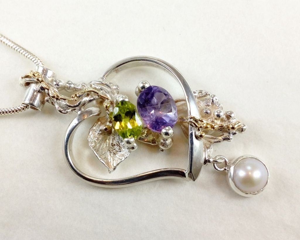 gregory pyra piro oorbellen 8905, juwelen verkocht in ambachtsgalerijen, handgemaakte juwelen met amethist, handgemaakte juwelen met parels, oorbellen met parels en amethisten, juwelen geleverd in Brussel, juwelen geleverd in Amsterdam, juwelen geleverd in Vlaanderen, juwelen weergegeven op Pinterest, juwelen getoond op Facebook, juwelen getoond op Instagram