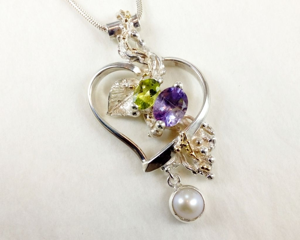 gregory pyra piro hjärta hänge 27142, smycken som säljs i hantverksgallerier, handgjorda smycken med ametist, handgjorda smycken med pärlor, örhängen med pärlor och ametister
