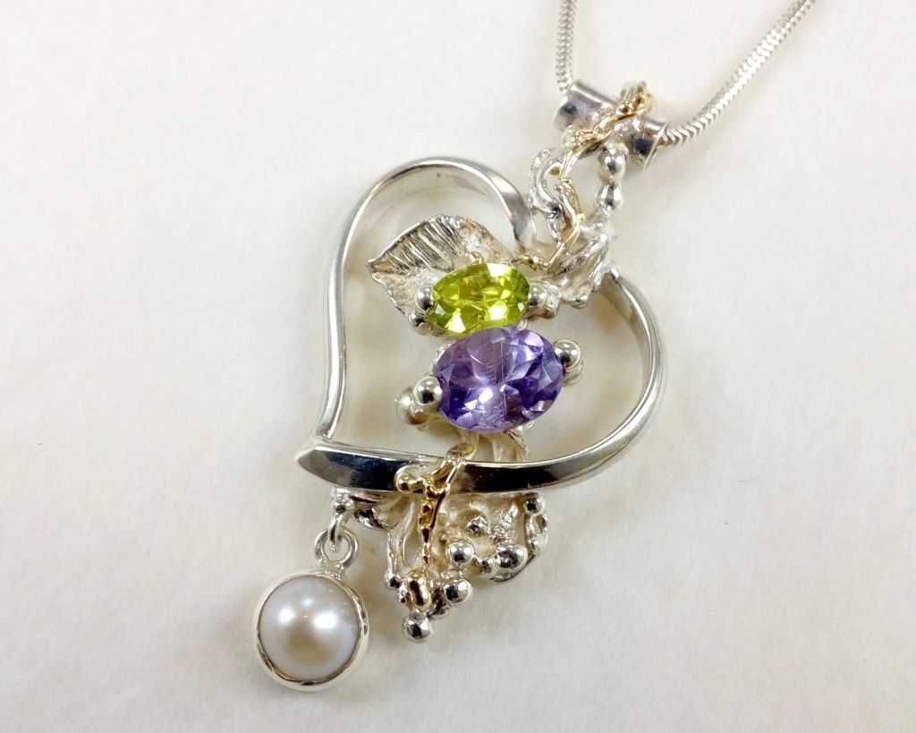 Gregory Pyra Piro Herzanhänger Artikelnummer 27142, handgefertigter Schmuck mit Amethyst, handgefertigter Schmuck mit Perlen, Ohrringe mit Perlen und Amethysten, Ohrringe mit Farbedelsteinen und Naturperlen, Schmuck mit echten Edelsteinen und Perlen, Schmuck mit Perlen und Farbedelsteinen, Schmuck gezeigt jewelery auf Pinterest, wo Sie Schmuck im klassischen Stil finden und kaufen können, Zeitgenössischer Schmuck für Frauen mit Farbedelsteinen