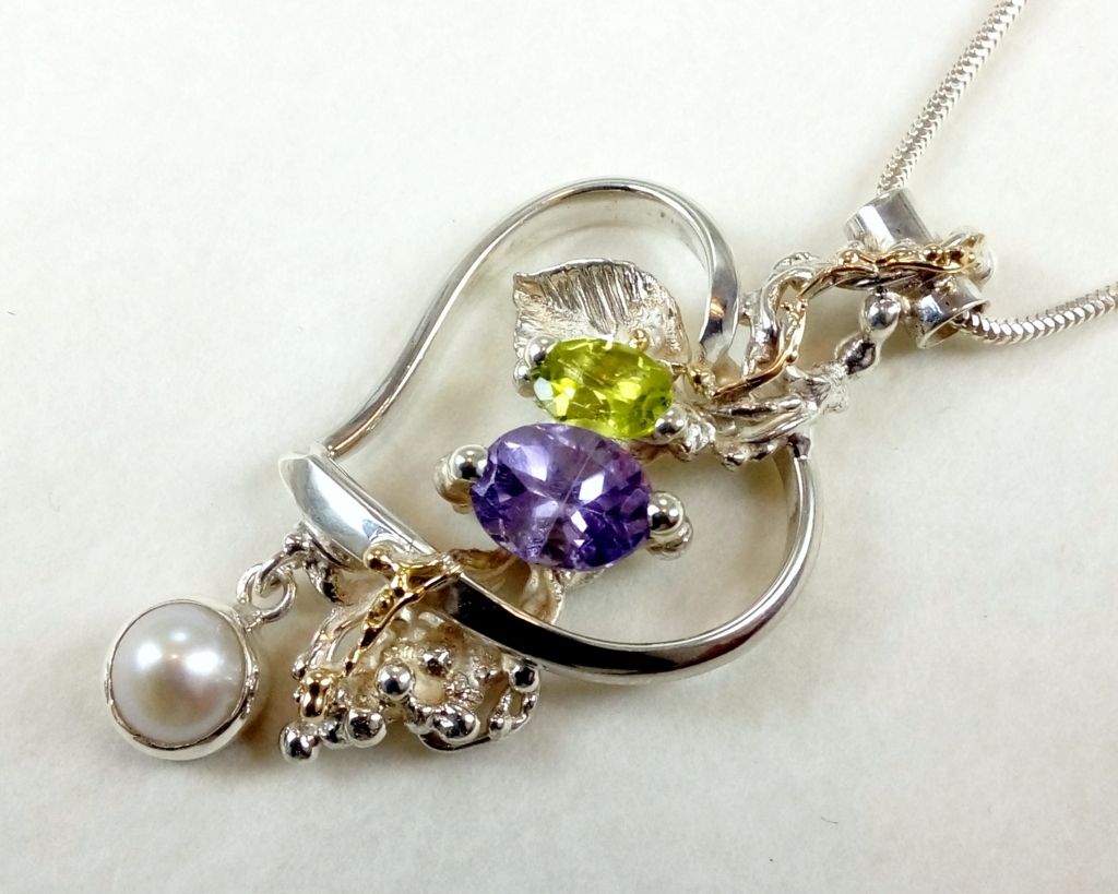 gregory pyra piro oorbellen 8905, juwelen verkocht in ambachtsgalerijen, handgemaakte juwelen met amethist, handgemaakte juwelen met parels, oorbellen met parels en amethisten, juwelen geleverd in Brussel, juwelen geleverd in Amsterdam, juwelen geleverd in Vlaanderen, juwelen weergegeven op Pinterest, juwelen getoond op Facebook, juwelen getoond op Instagram