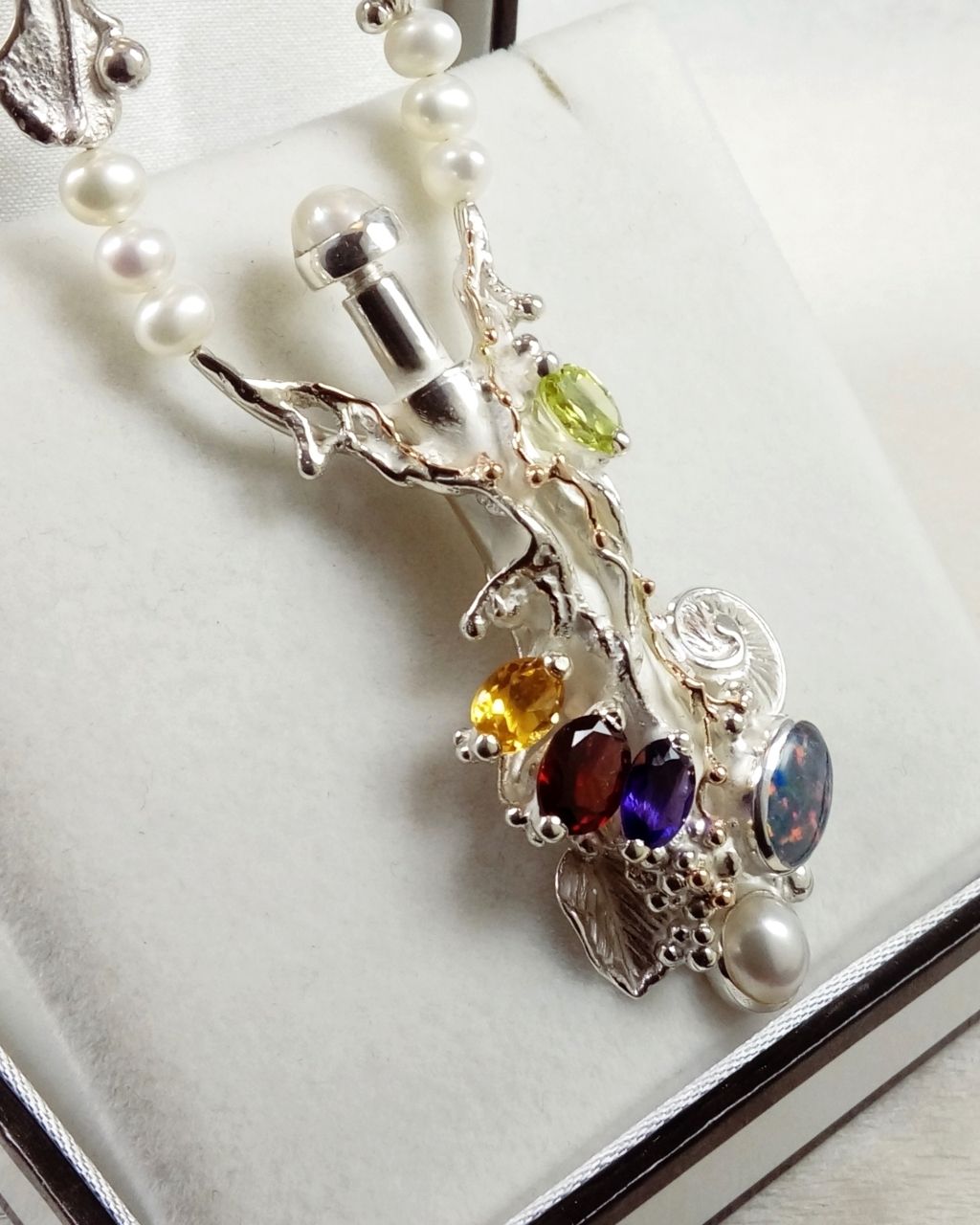 Náhrdelník Gregory Pyra Piro číslo 4041, náhrdelník s peridotem a citrinem, náhrdelník s ametystem a granátem, náhrdelník s perlami a fazetovanými drahokamy, náhrdelník s designem listů a mušlí, náhrdelník s parfémovou lahví, parfémová láhev ze stříbra a zlata, náhrdelník ze zlata a stříbro, šperky prodávané v galeriích, šperky s doručením k vám domů v Hradci, šperky s doručením k vám domů v Mladé, šperky s doručením k vám domů v Liberci