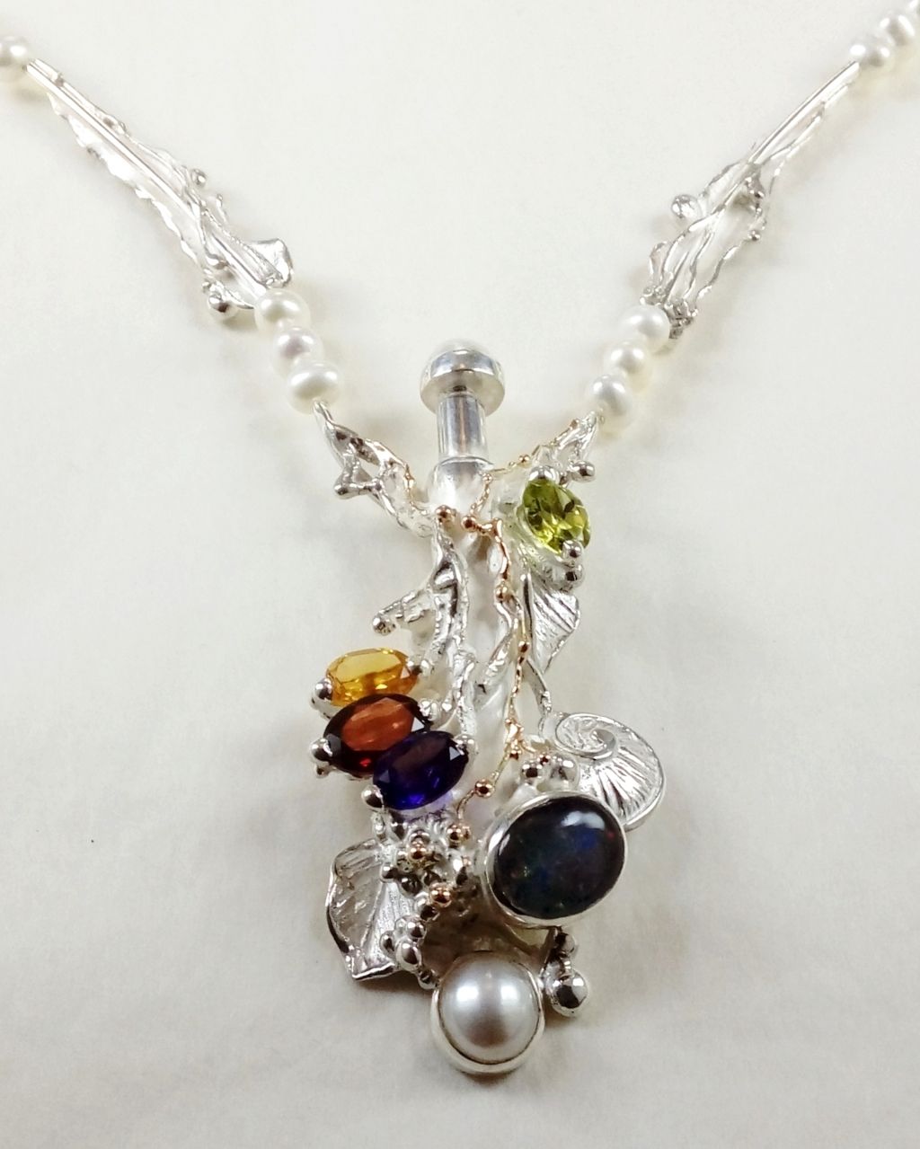 Náhrdelník Gregory Pyra Piro číslo 4041, náhrdelník s peridotem a citrinem, náhrdelník s ametystem a granátem, náhrdelník s perlami a fazetovanými drahokamy, náhrdelník s designem listů a mušlí, náhrdelník s parfémovou lahví, parfémová láhev ze stříbra a zlata, náhrdelník ze zlata a stříbro, šperky prodávané v galeriích, šperky s doručením k vám domů v Hradci, šperky s doručením k vám domů v Mladé, šperky s doručením k vám domů v Liberci