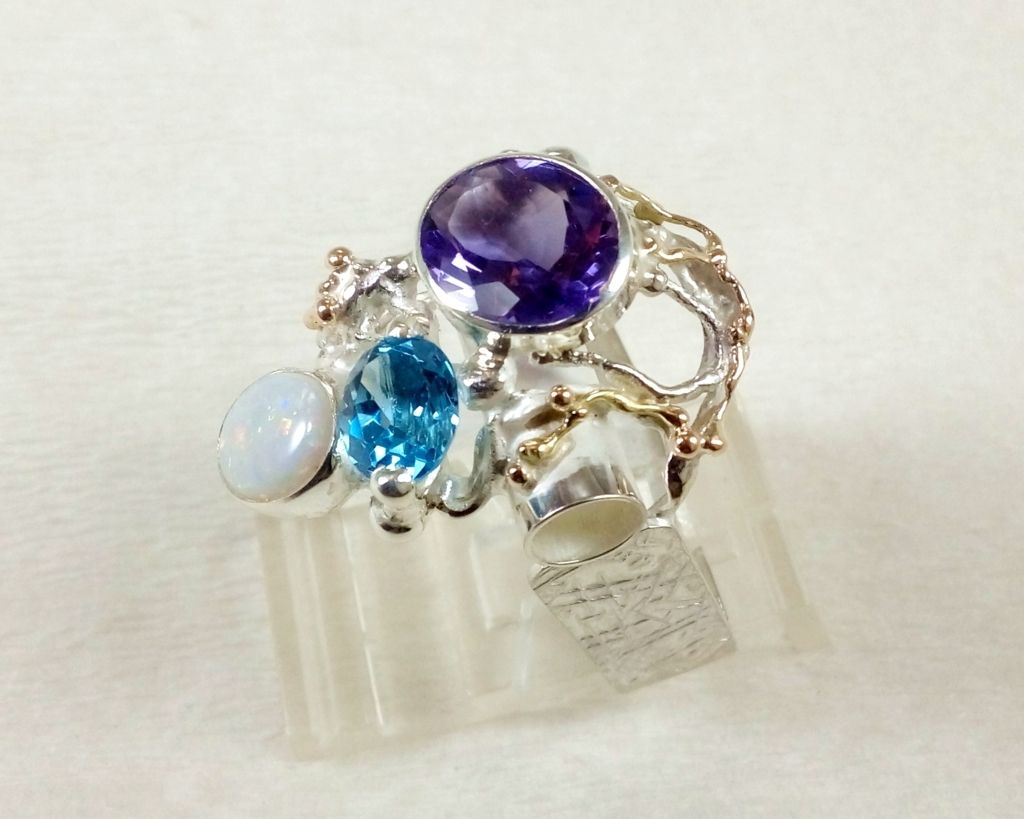 gregory pyra piro Schmuckkunst, handgefertigter Ring 2055, Ring mit Amethyst und blau Topas, Ring mit Opal und Edelsteinen, Ringe, die in Kunstgalerien verkauft werden, von Künstlern handgefertigte Ringe, Zeitgenössischer Schmuck mit Farbedelsteinen, wo Sie Schmuck im klassischen Stil finden und kaufen können, wo Sie Schmuck im Retro-Stil finden und kaufen können, Wo findet man Schmuck mit Jugendstil-Mode Motiv, zeitgenössischer Schmuck mit klassischem Fashion-Appeal, handgefertigter Schmuck im Retro-Stil