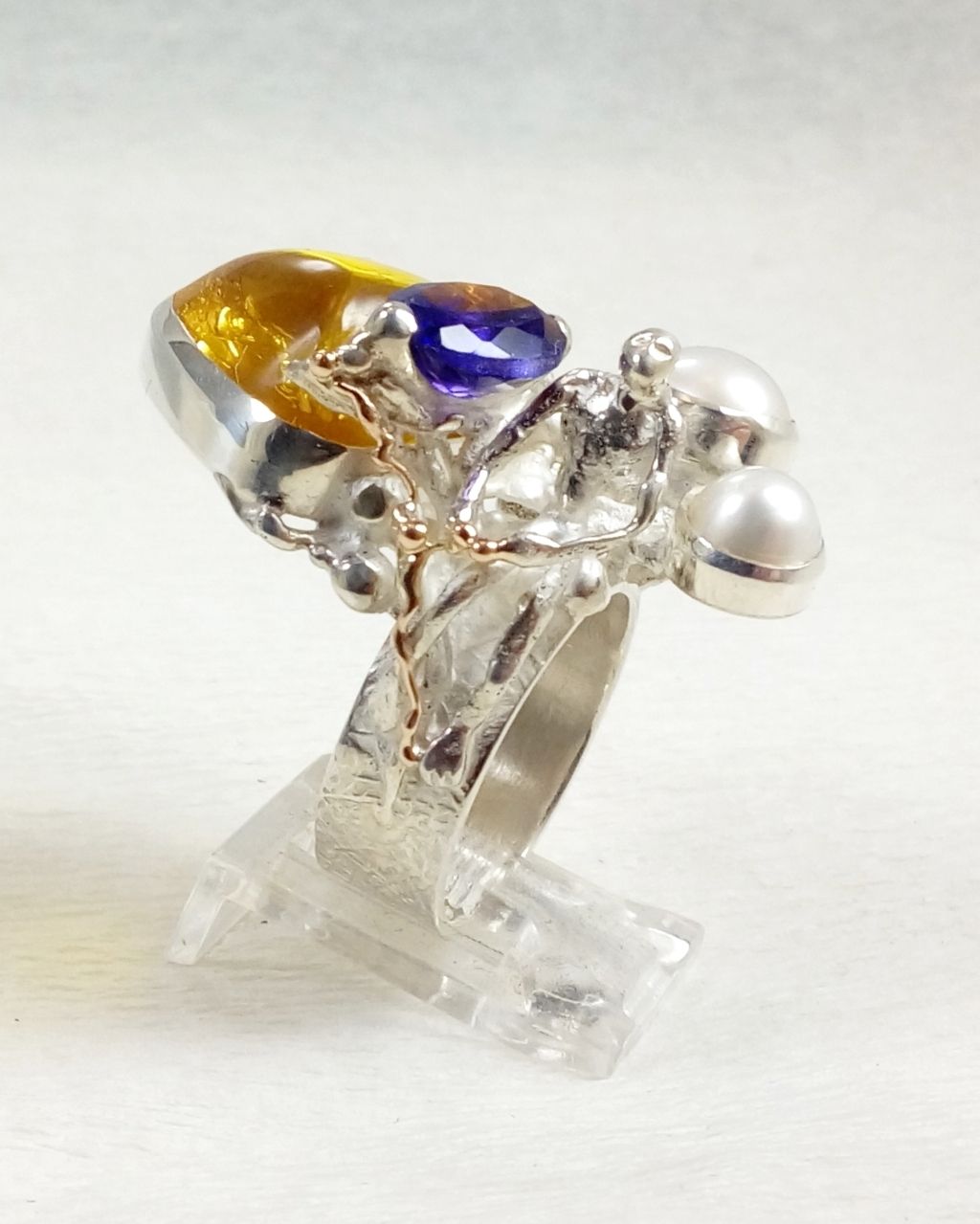 gregory pyra piro skulpturell ring, smykker med levering i Oslo, smykker med levering i Norge, håndlaget ring laget av håndverker, ring med rav og ametyst, ring med ametyst og perle, ring laget av sølv og gull, ring solgt i kunstgalleri