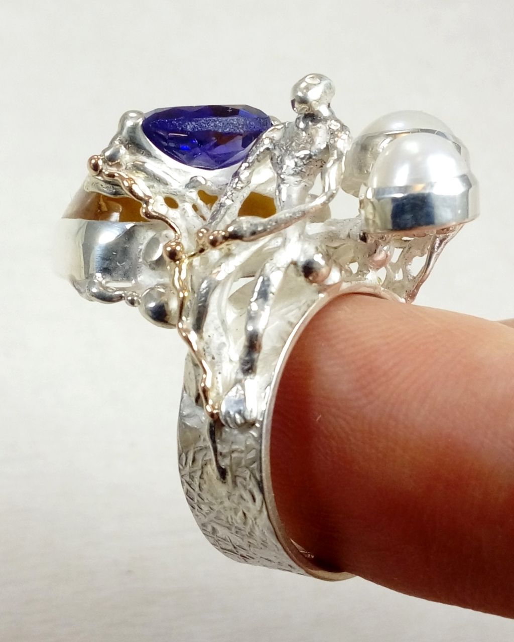 gregory pyra piro skulpturell ring, smykker med levering i Oslo, smykker med levering i Norge, håndlaget ring laget av håndverker, ring med rav og ametyst, ring med ametyst og perle, ring laget av sølv og gull, ring solgt i kunstgalleri