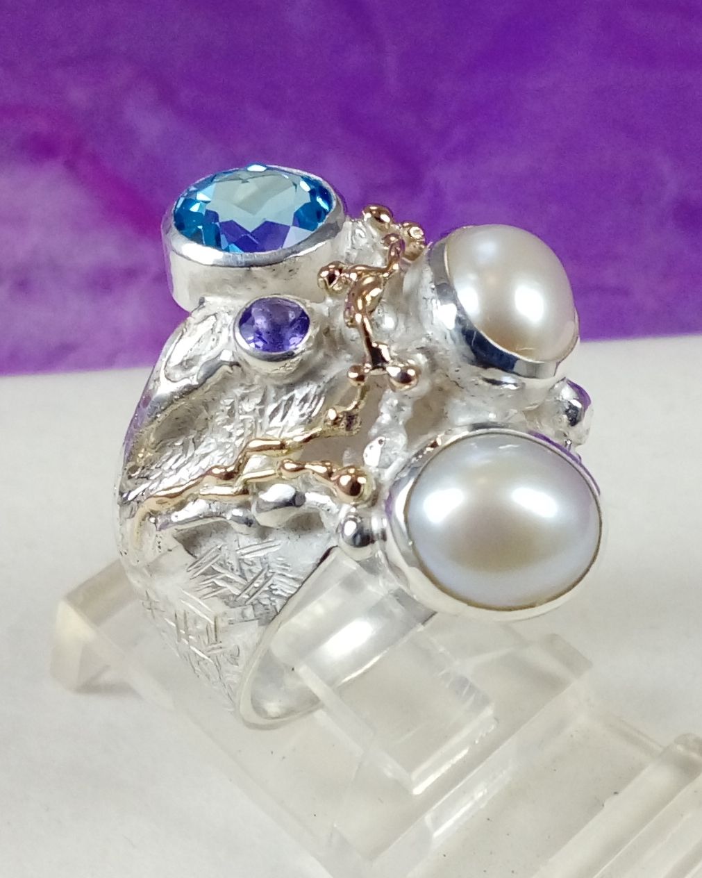 jewelry with semi precious stones, jewelry with facet cut gemstones, jewelry with natural pearls, jewelry with natural stones and pearl, Gregory Pyra Piro ring 7320, unik kombination ädelstenringar konst smycken, ring med blå topas och ametist, ring med blå topas och pärlor, ring med ametist och pärlor, ring gjord av hantverkare, konst smycken med fasettslipade ädelstenar och pärlor i Sverige, ringar säljs i konstgallerier