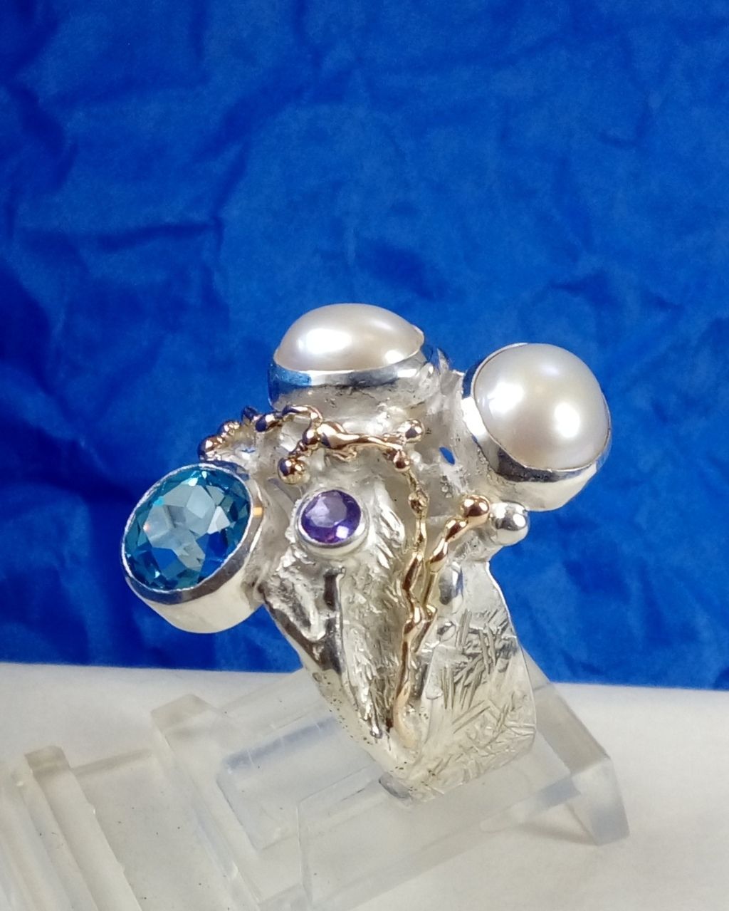 anillo con topacio azul y amatista, anillo con amatista y topacio azul, anillo con perlas y amatista, anillo con topacio azul y perlas, plata de ley y oro joyas, conanillo plata de ley y oro 585 con piedras de moda, anillo para mujeres de plata de ley con piedras, joyas de autor plata de ley con piedras para mujeres, gregorio pyra piro joyas de autor, gregorio pyra piro anillos hechos a mano, gregorio pyra piro anillo 7230